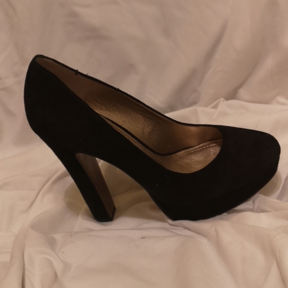 Shoes - Picture 4 of 6